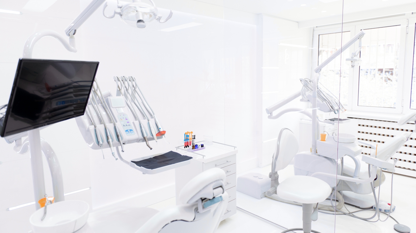 Studio dentistico moderno con arredamento funzionale e design contemporaneo – migliorare la SEO per studi dentistici e attrarre nuovi pazienti.