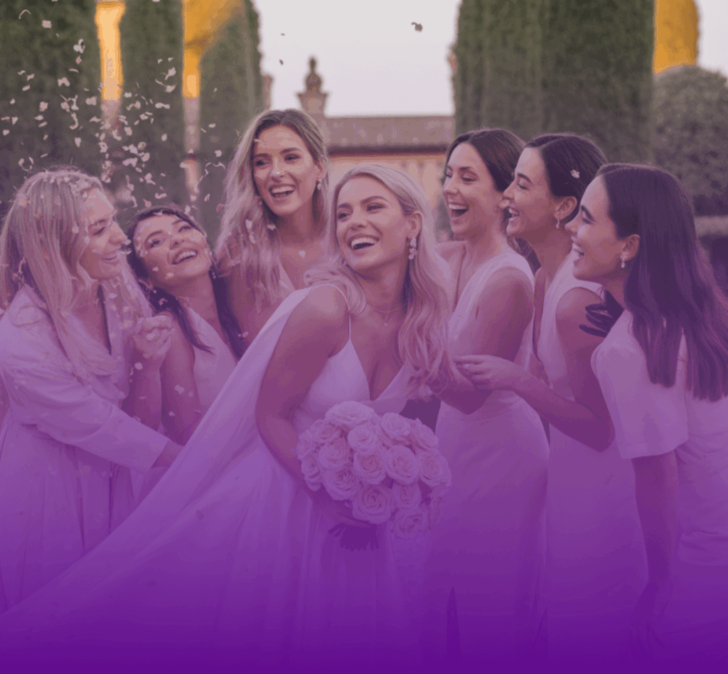 Una sposa felice con i suoi invitati nel giorno del suo matrimonio per aver scelto fornitori del matrimonio come il catering, la location, il fotografo, la meke-up artist che hanno fatto si che il suo giorno speciale sia stato come lo desiderava